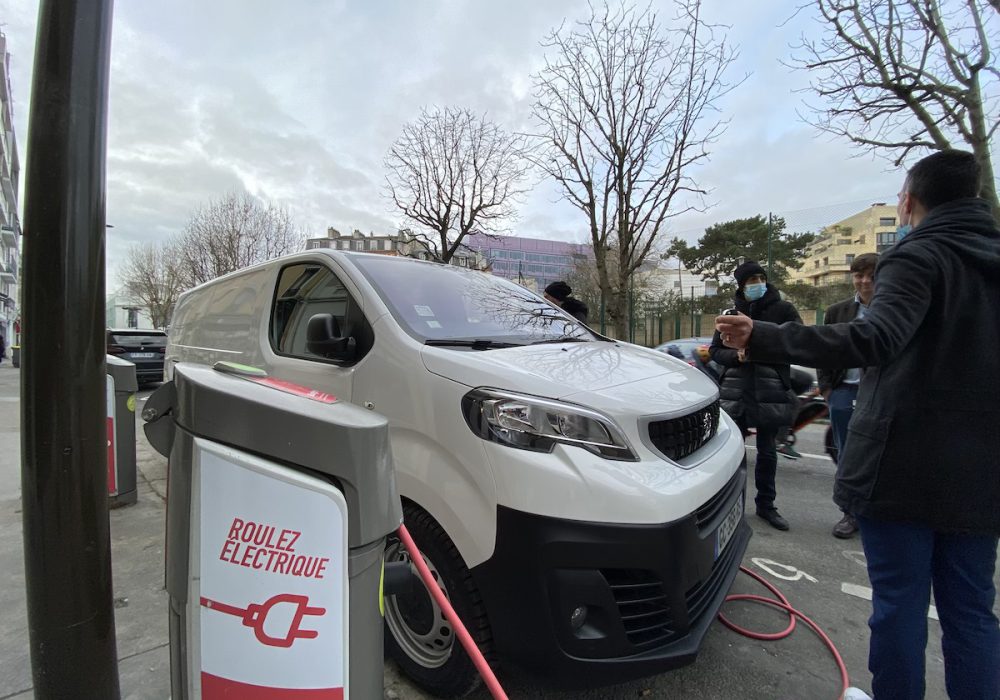 Logistique du dernier kilomètre : véhicule utilitaire électrique en charge